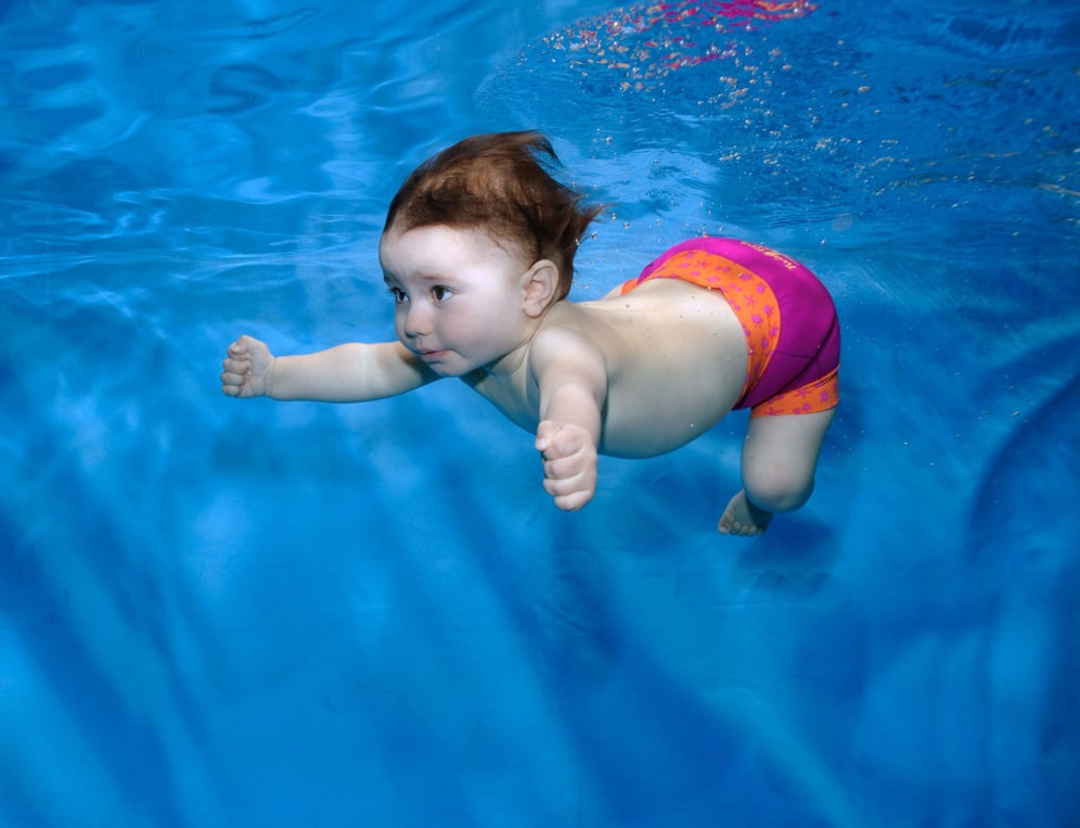 Плавания детей видео. Дети в бассейне. Плавание грудничков в бассейне. Младенец в бассейне. Маленький ребенок плавает.